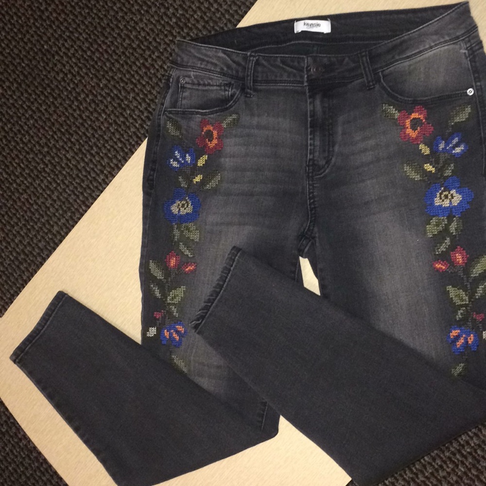 Kensie Embroidery Jeans